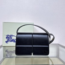 버버리 24SS  블랙 EKD 엠보싱 스닙 백 2칼라  80889161