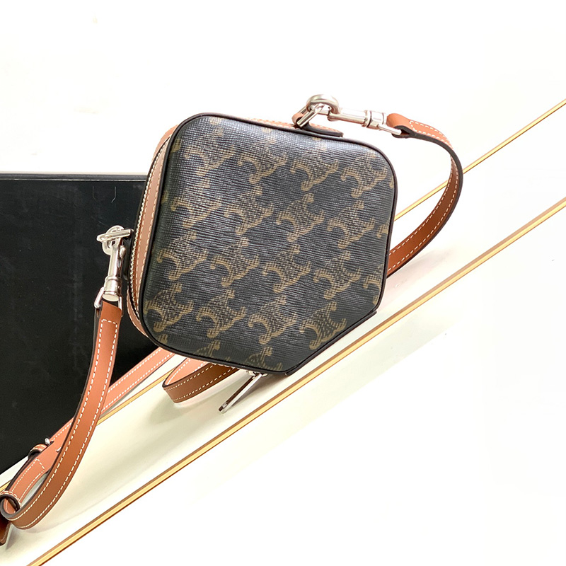 셀린느 캔버스 숄더크로스 남성가방 111682DNK04LI