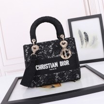 디올 LADY D-LITE 자수 로고 스트랩 미디엄 백 M0565OSEL