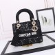 디올 LADY D-LITE 자수 로고 스트랩 미디엄 백 M0565OSEL