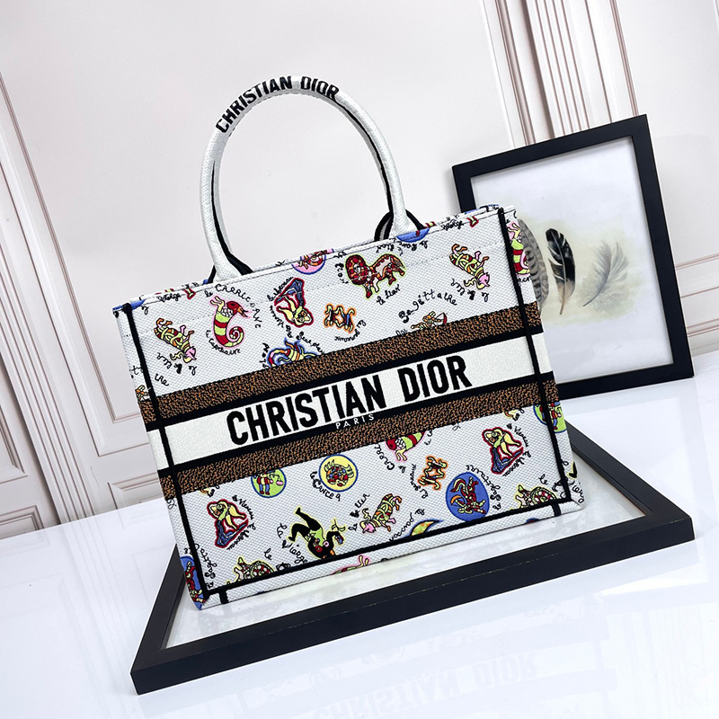 디올 북토트 토트백 미디엄 화이트 드래곤 M1296ZEID