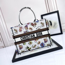 디올 북토트 토트백 미디엄 화이트 드래곤 M1296ZEID