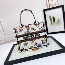 디올 북토트 토트백 스몰 화이트 드래곤 M1296ZEID