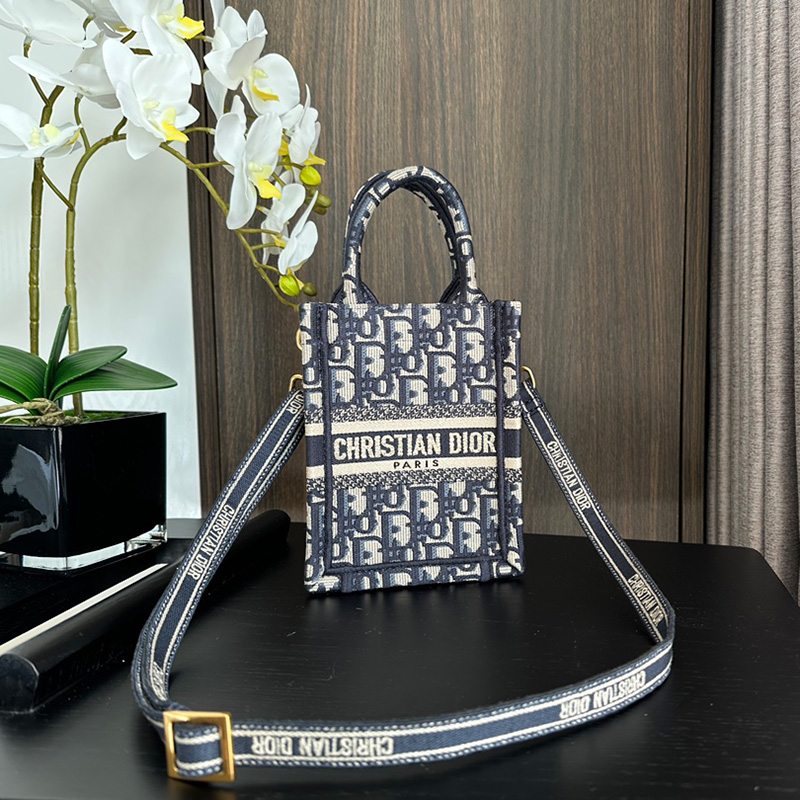 디올 북 토트 자수 미니 휴대폰 백 블루 S5555CRIW