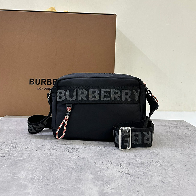 버버리 ECONYL 로고 크로스바디 블랙 8025669