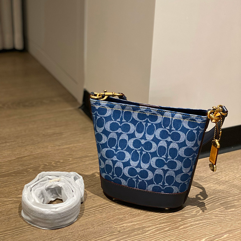 코치 Dakotah 16 클래식 패브릭 패치 소가죽 버킷백 CT132