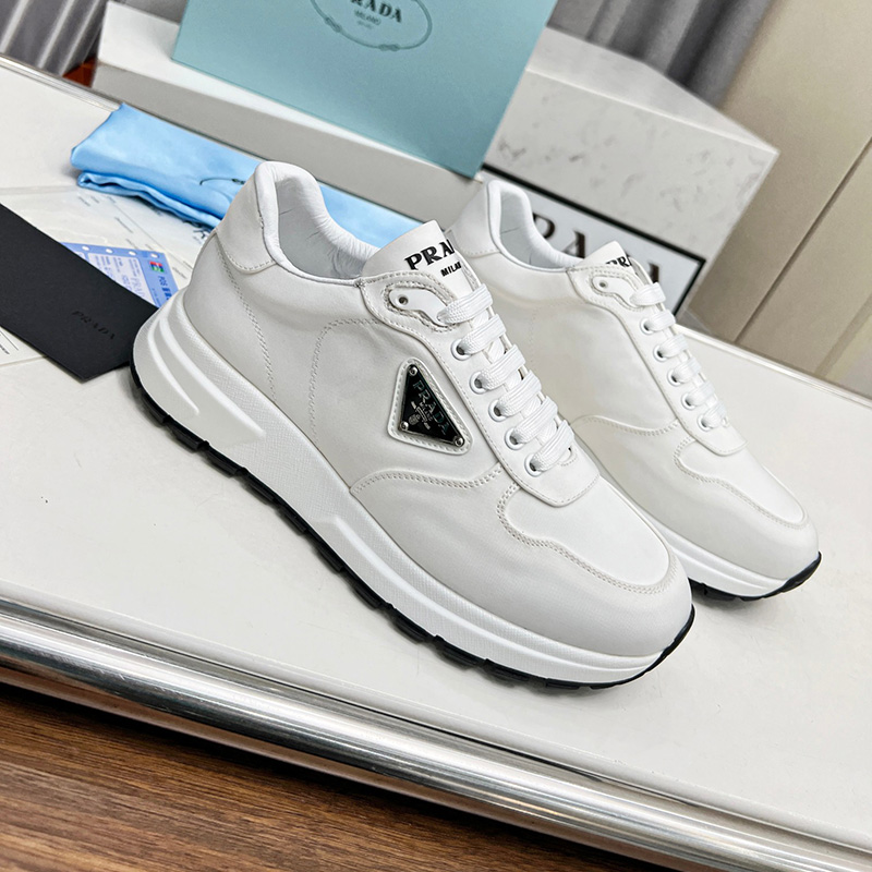 프라다  로고 스니커즈 2EE369