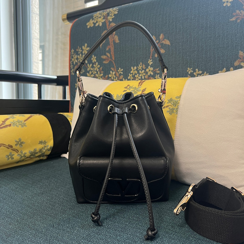 발렌티노 여성 로코 카프스킨 버킷 백 포 우먼 인 로즈 카넬 4컬러 WB0M94NDL GF9