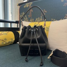 발렌티노 여성 로코 카프스킨 버킷 백 포 우먼 인 로즈 카넬 4컬러 WB0M94NDL GF9