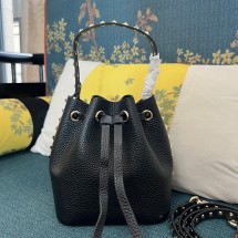 발렌티노 락스터드 그레인 버킷 백 5컬러 2W2B0L31VSFHG5