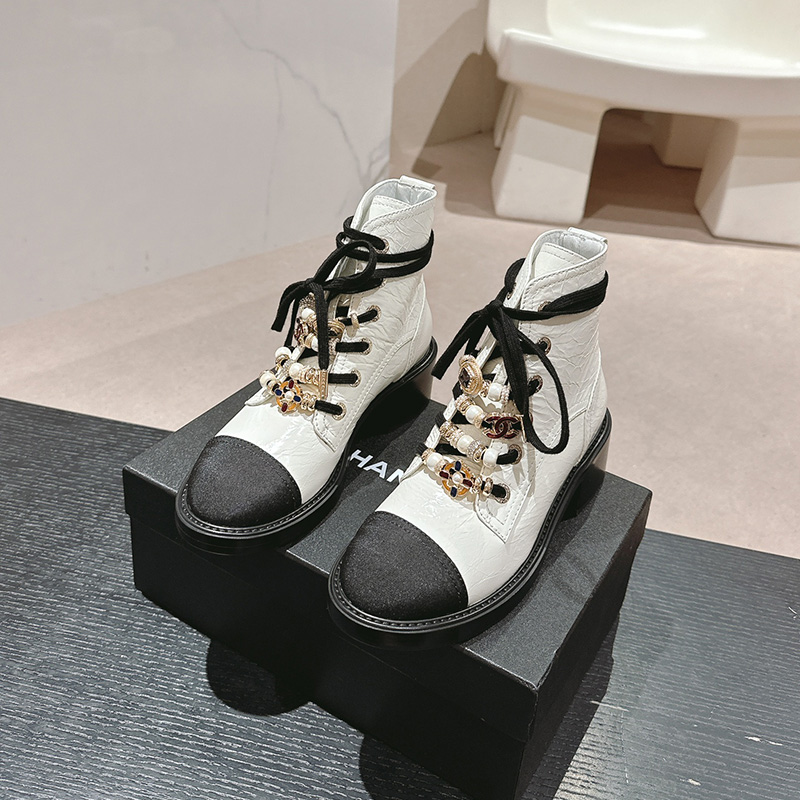 샤넬 24A 공방 컴배트 부츠 힐 CC로고 진주 펄 메탈 장식 카프스킨 2컬러 G45856