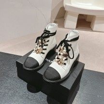 샤넬 24A 공방 컴배트 부츠 힐 CC로고 진주 펄 메탈 장식 카프스킨 2컬러 G45856