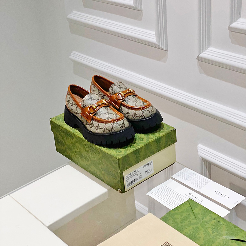 구찌 여성용 GG로고 간치니장식 로퍼 723283