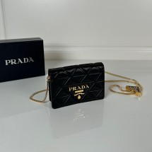 프라다 숄더 스트랩이 있는 가죽 카드홀더 1MR024