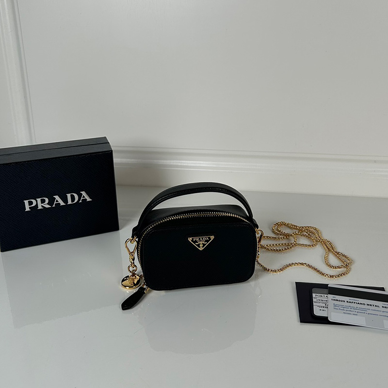 프라다 스퀘어 페이턴트 가죽 미니 파우치 1NR025