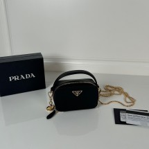 프라다 스퀘어 페이턴트 가죽 미니 파우치 1NR025
