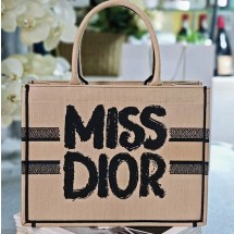 디올 북 토트 백 미듐 미스 디올 그래피티 베이지 블랙 M1296ZEZD_M918