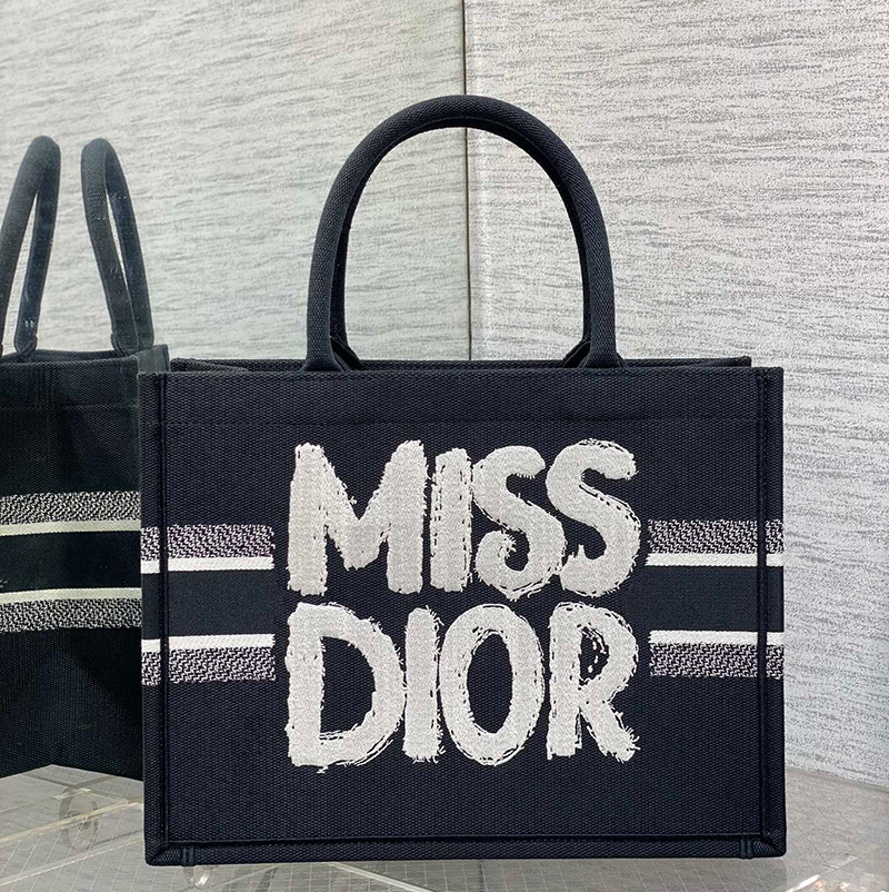 디올 북 토트 백 미듐 미스 디올 그래피티 블랙 화이트 M1296ZEZD_M993