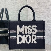 디올 북 토트 백 미듐 미스 디올 그래피티 블랙 화이트 M1296ZEZD_M993