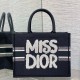 디올 북 토트 백 미듐 미스 디올 그래피티 블랙 화이트 M1296ZEZD_M993
