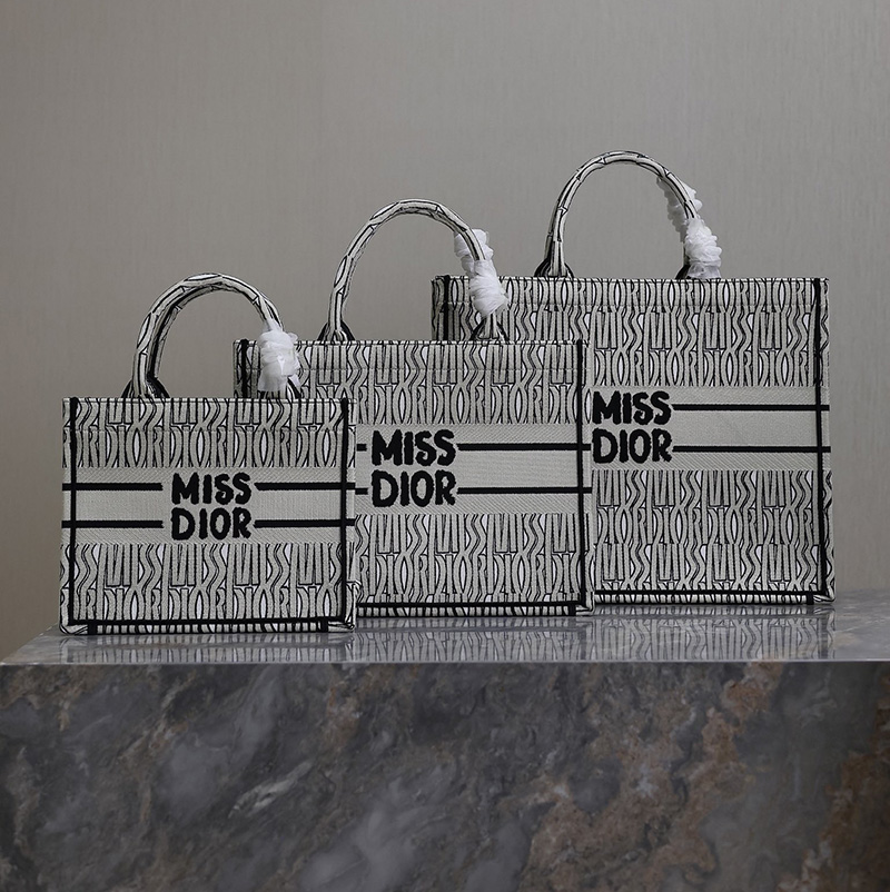 디올 북 토트 백 미스 디올 올오버 화이트 블랙 M1296ZEZE_M041