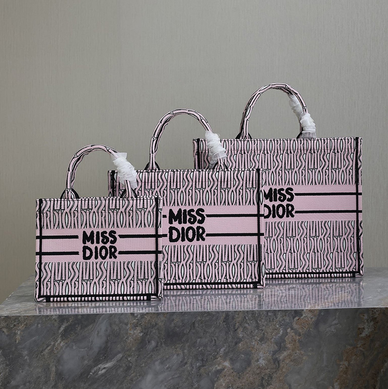 디올 북 토트 백 미스 디올 올오버 화이트 페일 핑크 M1296ZEZE_M082