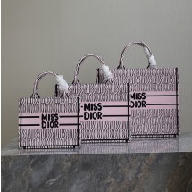 디올 북 토트 백 미스 디올 올오버 화이트 페일 핑크 M1296ZEZE_M082