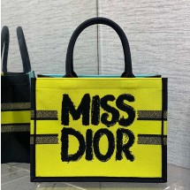 디올 북 토트 백 미듐 미스 디올 그래피티 투 톤 그린 블루 M1296ZEZY_M07I