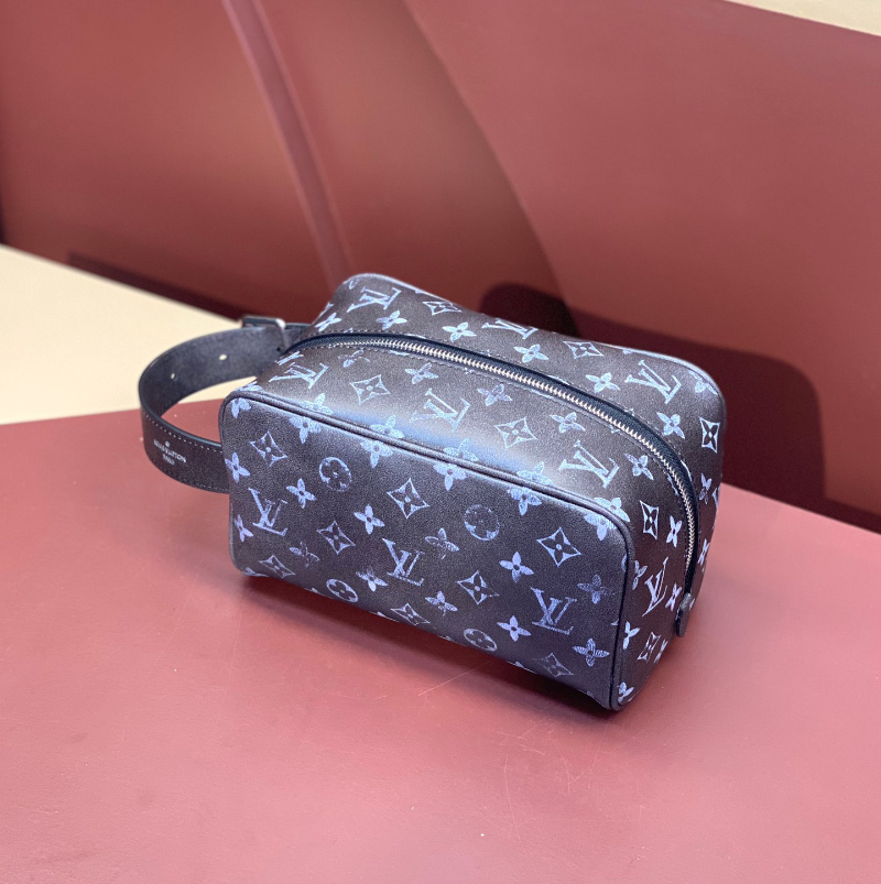 루이비통 락커 돕 키트 파우치백 M11670