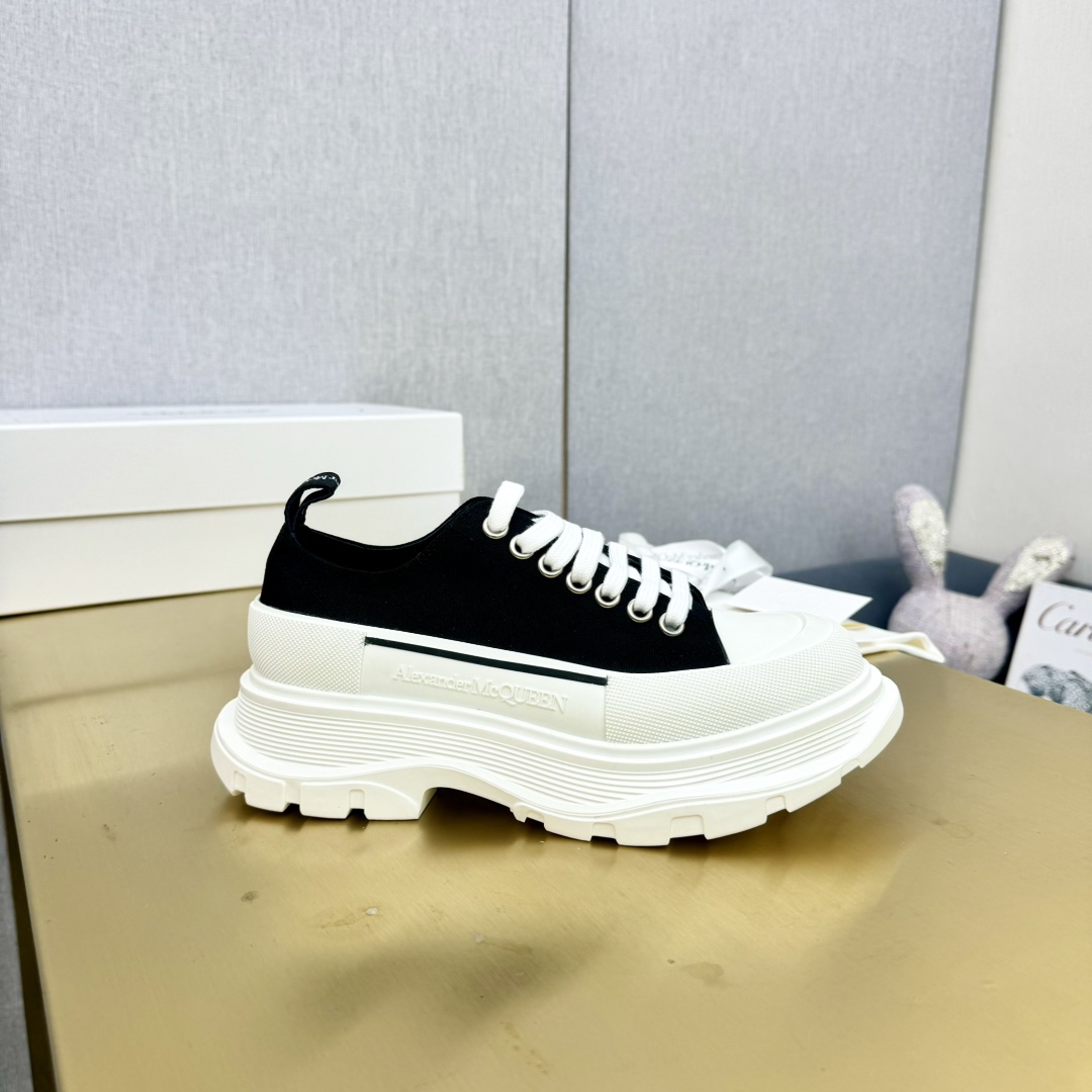 알렉산더 맥퀸 남녀공용 트랙 스니커즈 블랙 633902