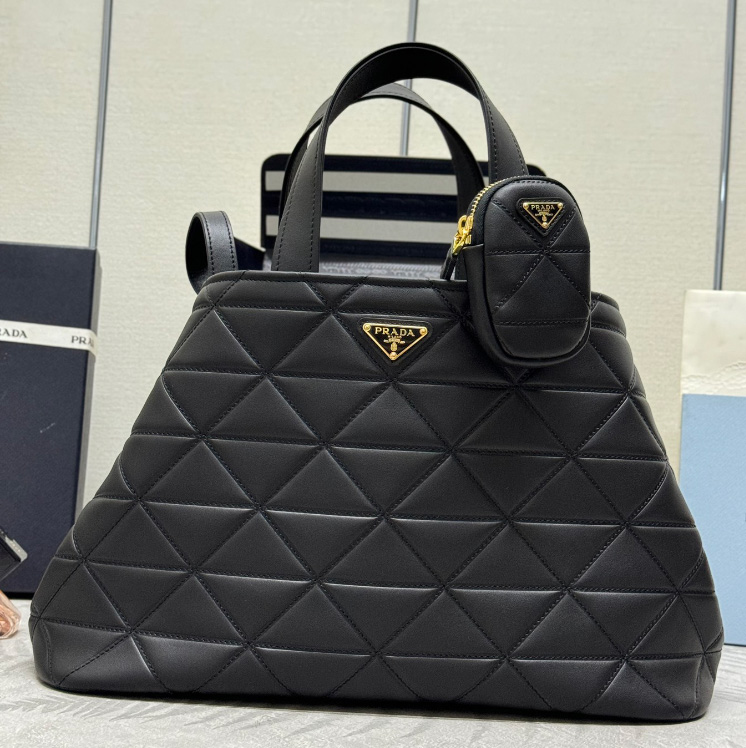 프라다 라지 퀼팅 가죽 토트백 1BG547