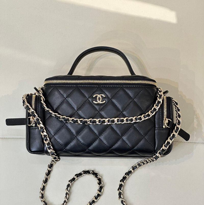 샤넬 코스메틱 케이스 Shiny Crumpled Lambskin & Gold-Tone Metal  AS5222