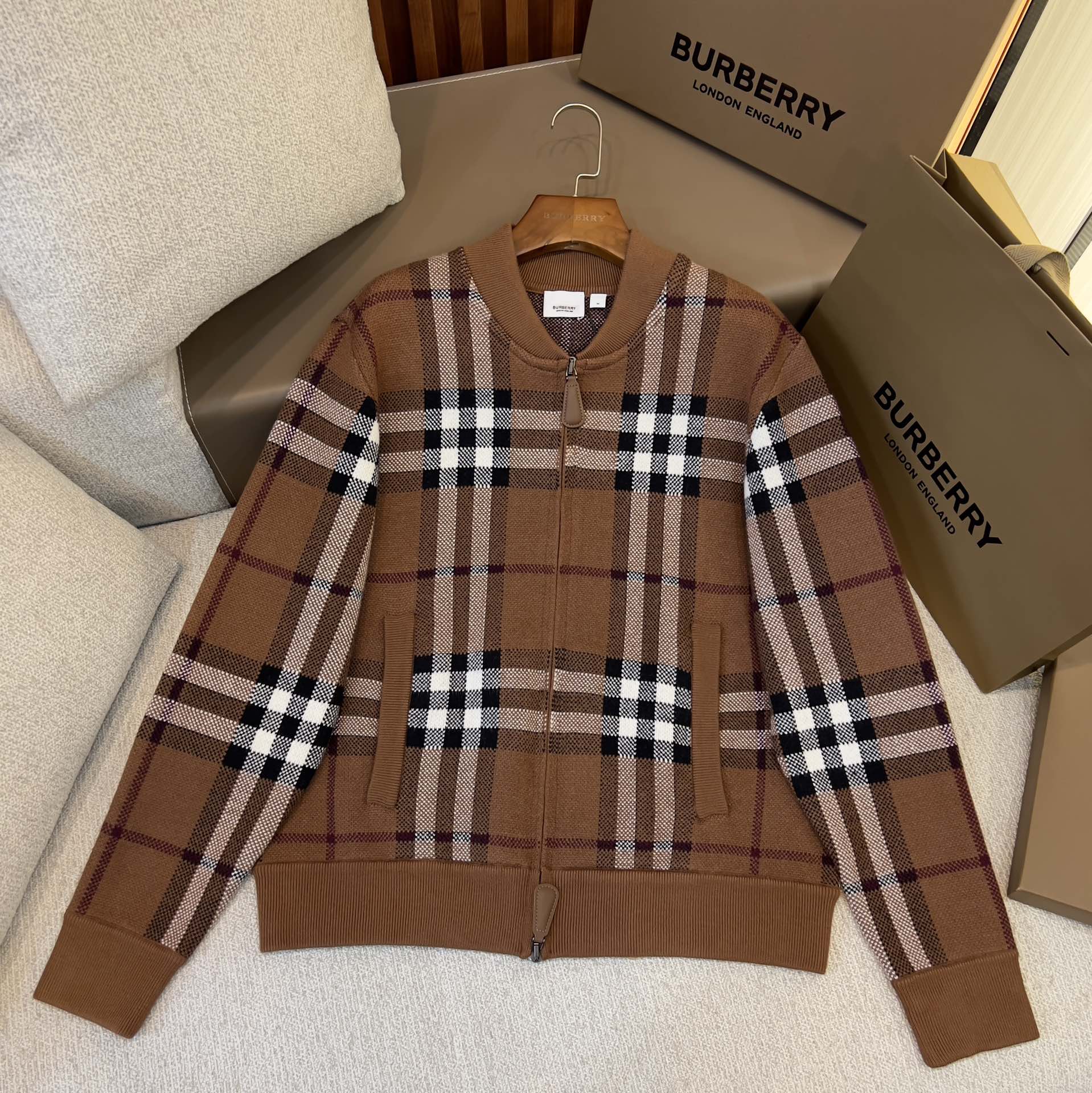 버버리 체크 캐시미어 자카드 보머 재킷 80636411