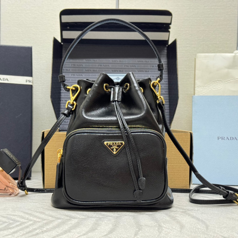 프라다 여성 삼각 로고 리나일론 버킷백 1BH038