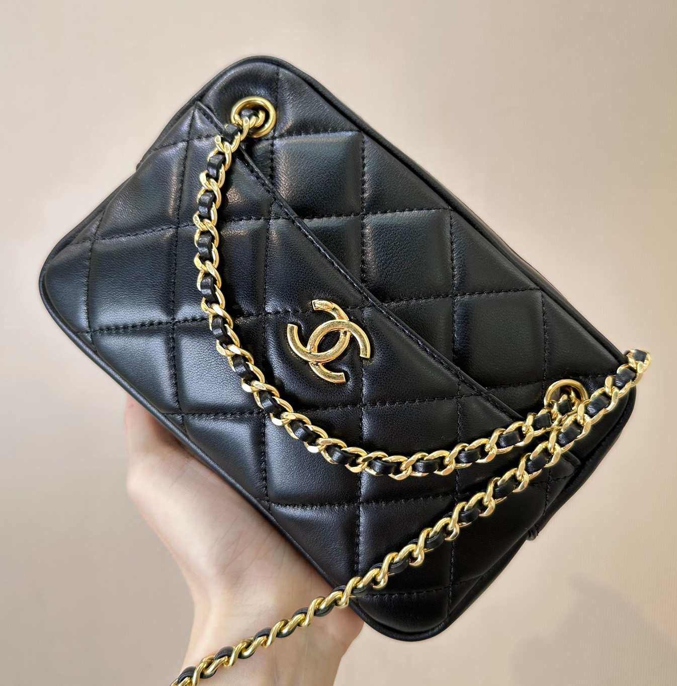 샤넬 미니 카메라 케이스 램스킨, 골드 메탈 블랙 AS5190 B18306 94305