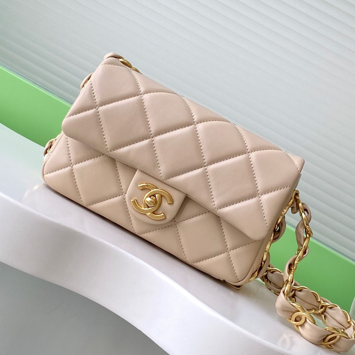 샤넬 스몰 플랩 백 램스킨, 골드 메탈 베이지 AS5174