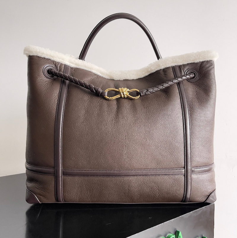 보테가베네타 24FW 브라운 레더 라지 Andiamo 핸드백 806085V2GR3