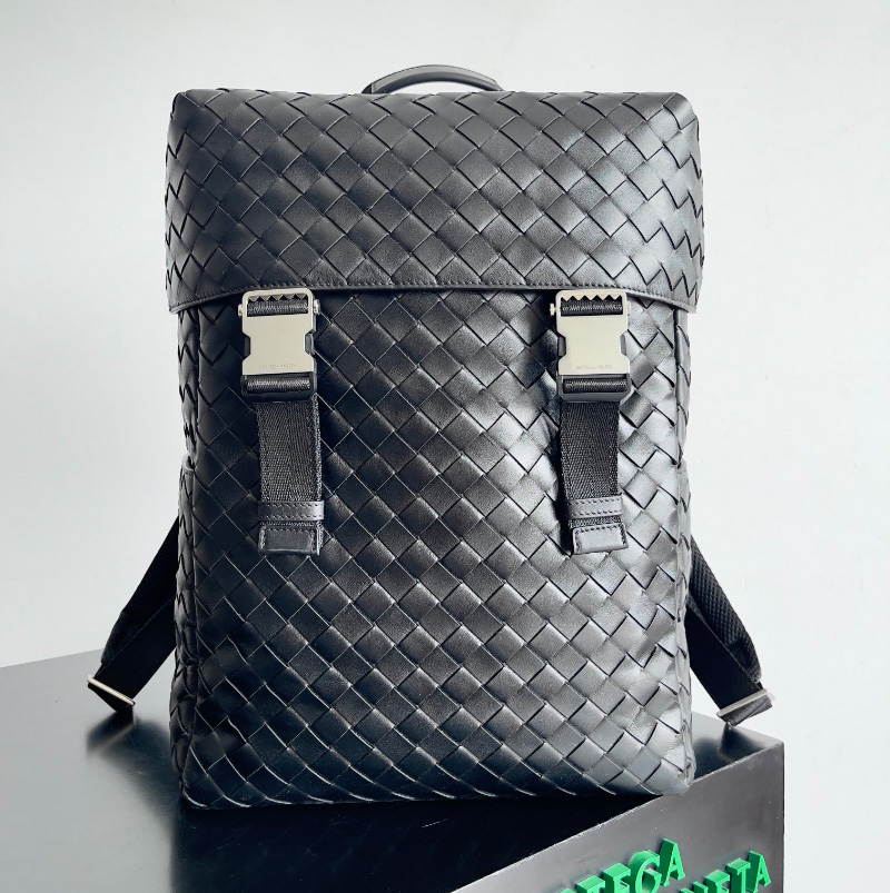 보테가베네타 뉴인트레치아토 버클 플랩 백팩 2컬러 766580