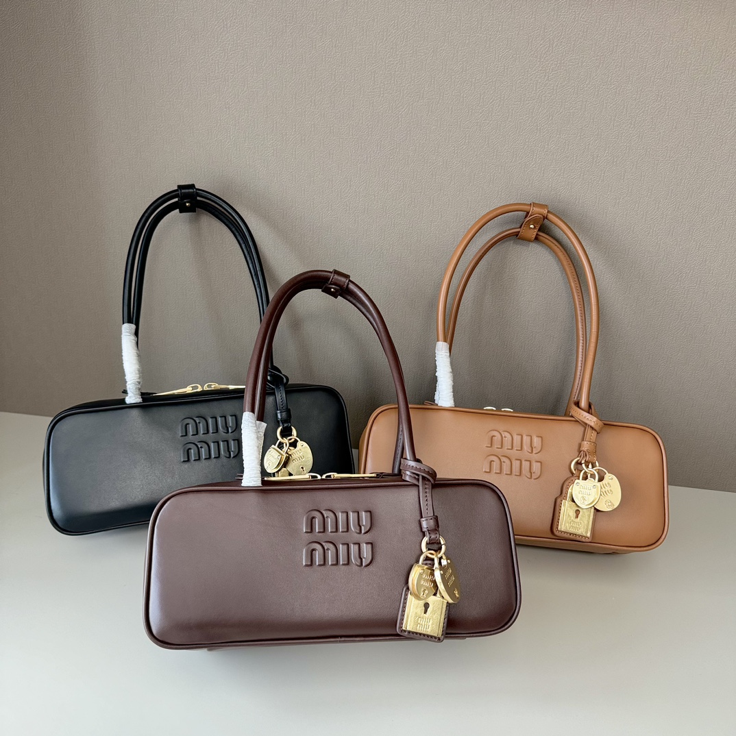 미우미우 25SS 여성 보 나플락 페이턴트 숄더백 3컬러 5BB173