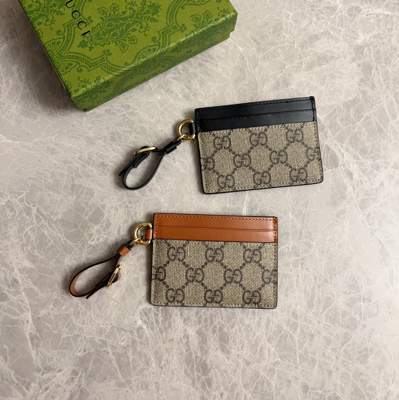 구찌 GG 엠블럼 스트랩 카드지갑 2컬러 819121