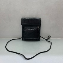 발렌시아가 파우치 Balenciaga Mens Explorer Small Pouch With Strap in Black 532298DB5051000