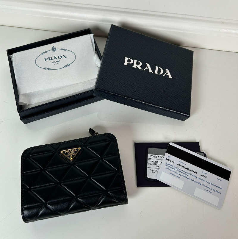 25 SS 프라다 여성 트라이앵글 로고 퀼팅 가죽 지갑 1ML0182CLU