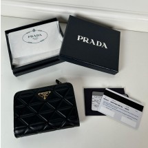 25 SS 프라다 여성 트라이앵글 로고 퀼팅 가죽 지갑 1ML0182CLU