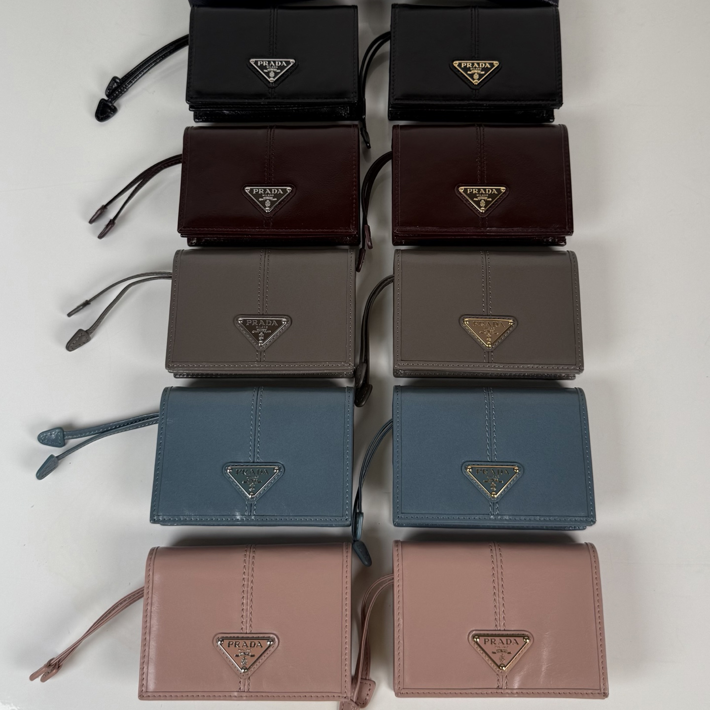 프라다 트라이앵글 로고 폴더형 지갑 1MV2042CYR