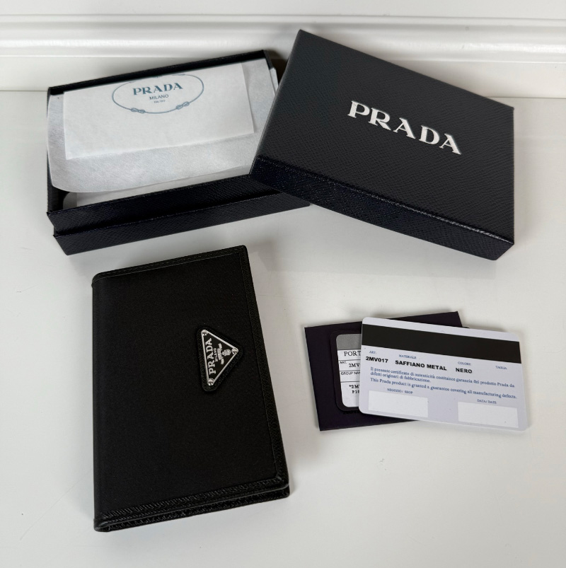 프라다 리나일론 에나멜 트라이앵글 로고 지갑 2MV0172DMH
