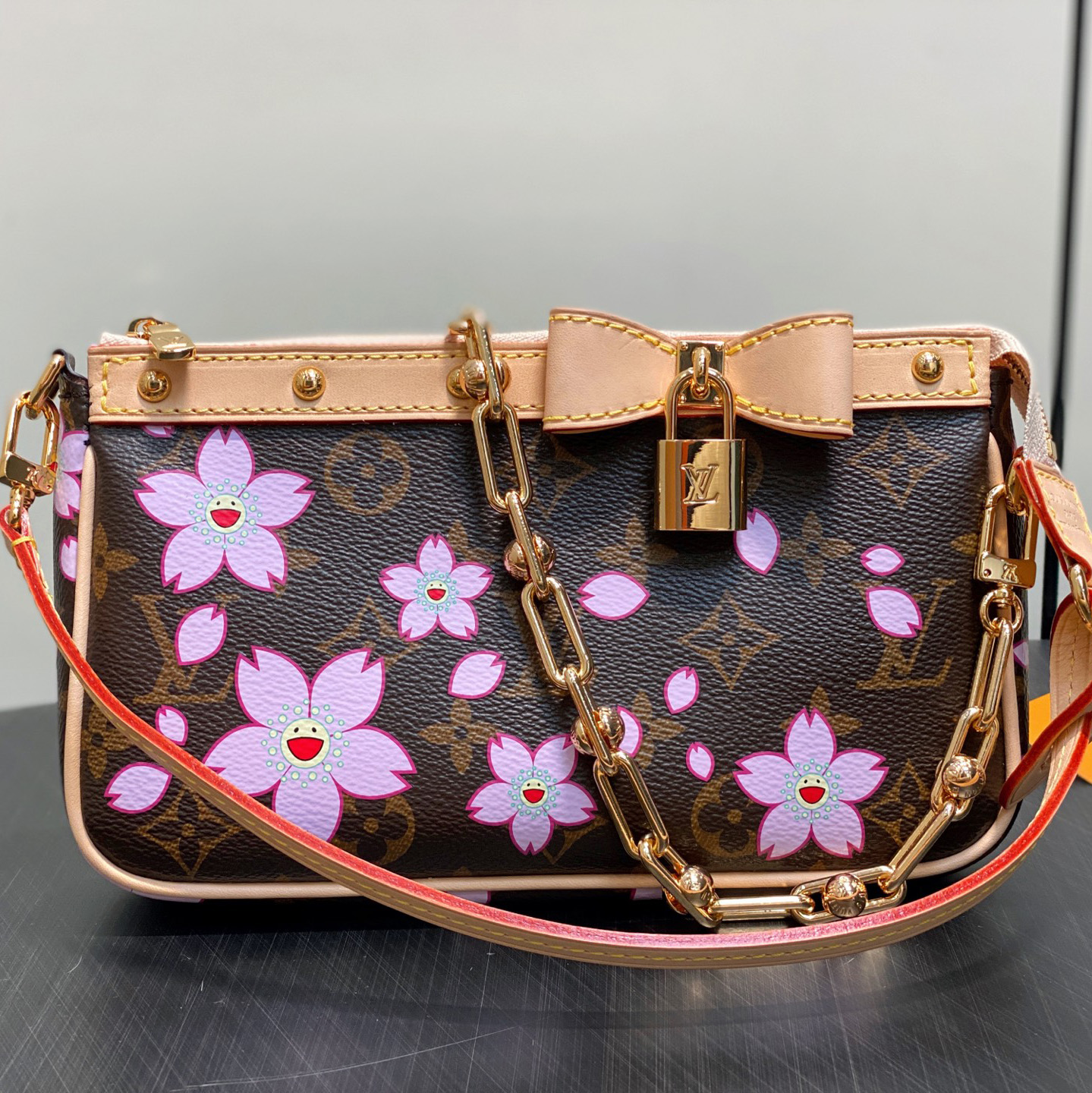 루이비통 x 무라카미 타카시 포쉐트 악세수아 사쿠라 브라운 M13666