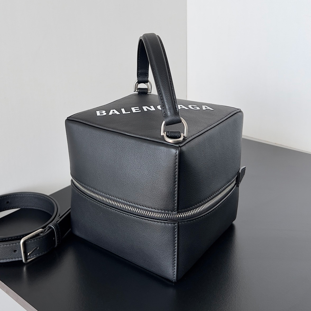 발렌시아가 4X4 마이크로 로고 프린팅 레더 숄더백 1647597319232721