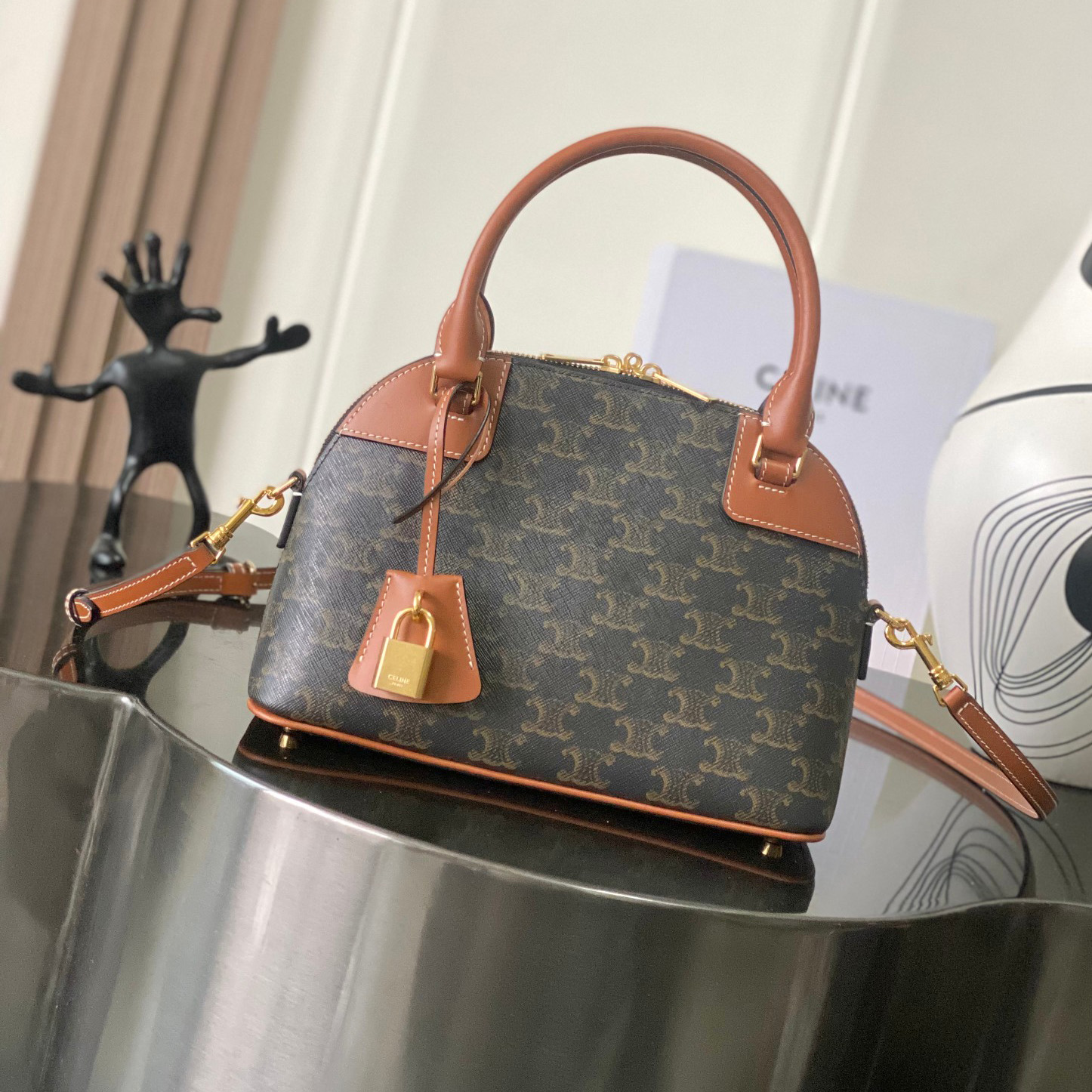 셀린느 숄더백 트리옹프 캔버스 및 송아지 가죽 스몰 볼링백 121082DNK 04LU