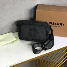 버버리 모노그램 전용로고 와이드 숄더 코튼 카메라백 남성 크로스백 8029989