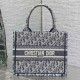 디올 미디엄 북 토트백 BOOK TOTE 블루 오블리크 샴브레이 이펙트 자수 M1296ZEEO